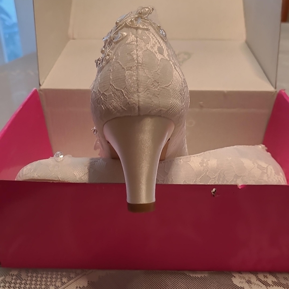 Shoes - Picture 5 of 6